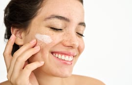 joven mujer con pecas