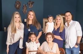 Adela Mercado junto a sus hijos, Vanessa, Fátima y Cristian; sus nietas, Fiorella y Antonella, y su mamá, doña Fidelina.