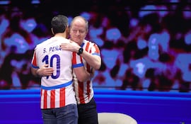 El presidente Santiago Peña (i), saluda al ministro de Economía y Finanzas, Carlos Fernández. Fue el año pasado durante el acto de lanzamiento del Plan Nacional de Desarrollo Paraguay 2050.