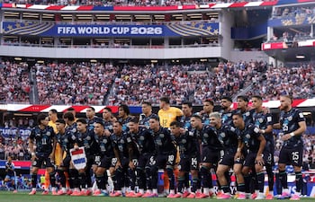 Los jugadores de Paraguay posan para una foto de equipo antes del partido del Grupo D de la Copa Mundial de la FIFA 2026 entre Estados Unidos y Paraguay en el Los Angeles Stadium, en Los Ángeles, California.