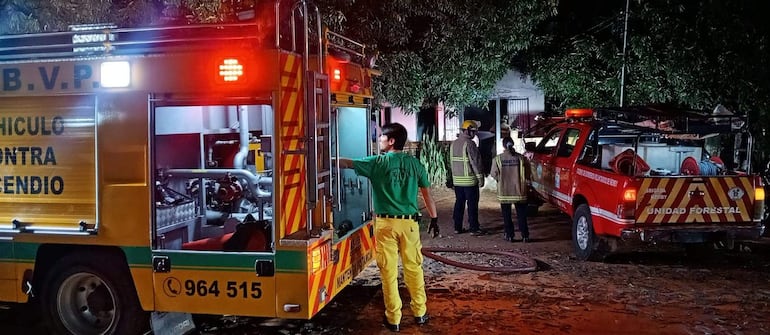 Ñemby: incendio consumió una habitación y dos motocicletas en una vivienda