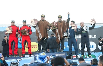 Arturo Ortiz y Víctor "Figu" Aguilera (izquierda, de rojo) festejan este importantísimo logro (2°, en la categoría RC4) en suelo argentino junto a Guillermo Ambrosio y Franco Amaya (vencedores) y Carlos Cataldo y Damián Cabral (3°), todos con sendos Peugeot 208 Rally4.