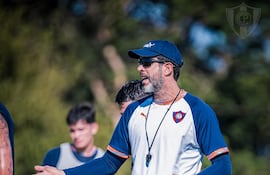 El entrenador uruguayo, Jorge Rodrigo Bava (44 años) dirigiendo la práctica de Cerro Porteño.