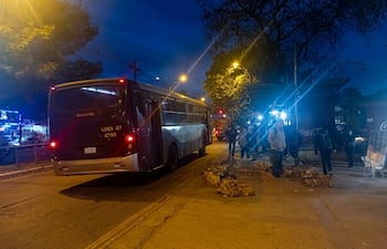 Usuarios del transporte público aguardan en las paradas por largos períodos en las inmediaciones de la Estación de Buses de Asunción (EBA).