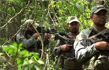 Personal del CODI en la estancia Salto Diamante, de Pasiño, propiedad de Eulalio Gómes.