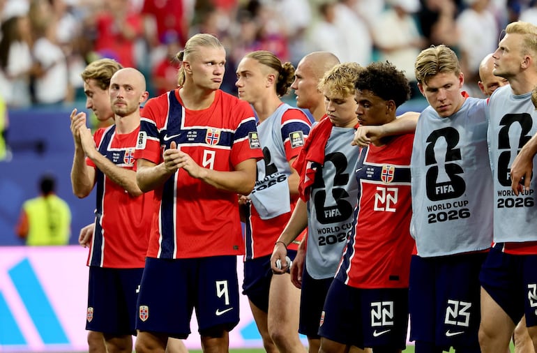 Erling Haaland (3I) de Noruega y sus compañeros de equipo aplauden a los aficionados después del partido de cuartos de final de la Copa Mundial de la FIFA 2026 entre Noruega e Inglaterra, en Miami, EE. UU..