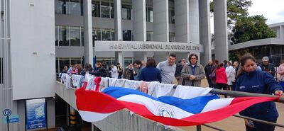 Imagen de archivo. Médicos en protesta frente al Hospital de IPS en Ciudad del Este.