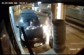 Momento en el que el auto arde en llamas tras ser provocado por un presunto pirómano.