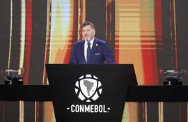 El presidente de la Confederación Sudamericana de Fútbol (Conmebol), Alejandro Domínguez, habla previo al sorteo de la fase de grupos de la Copa Libertadores 2025, en Luque.