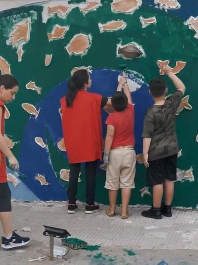 Más 150 niños exploradores combinaron pinturas piezas de cerámicas en un mural en el centro de la ciudad de Pilar.