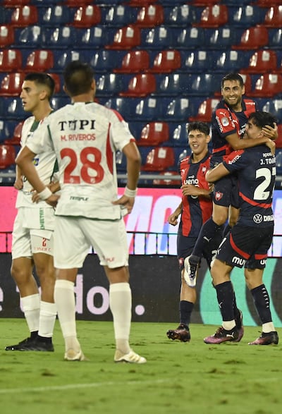 Las dos caras de la moneda. A la derecha, el festejo cerrista entre Federico Carrizo, Jonatan Torres y Ariel  Ávalos. En el otro sector, el sufrimiento de los tembetaryreños Marcos Riveros y Líder Cáceres. El Ciclón cantó victoria en La Nueva Olla.