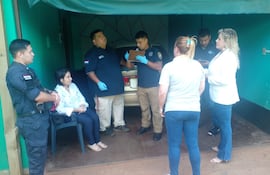 La comitiva fiscal-policial durante el levantamiento de cadáver en el motel.