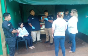 La comitiva fiscal-policial durante el levantamiento de cadáver en el motel.