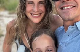 Lory Anderson recibe feliz sus 43 años de vida, rodeada de su esposo Javier Omella y sus hijos Martina y Felipe.
