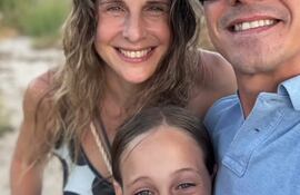 Lory Anderson recibe feliz sus 43 años de vida, rodeada de su esposo Javier Omella y sus hijos Martina y Felipe.
