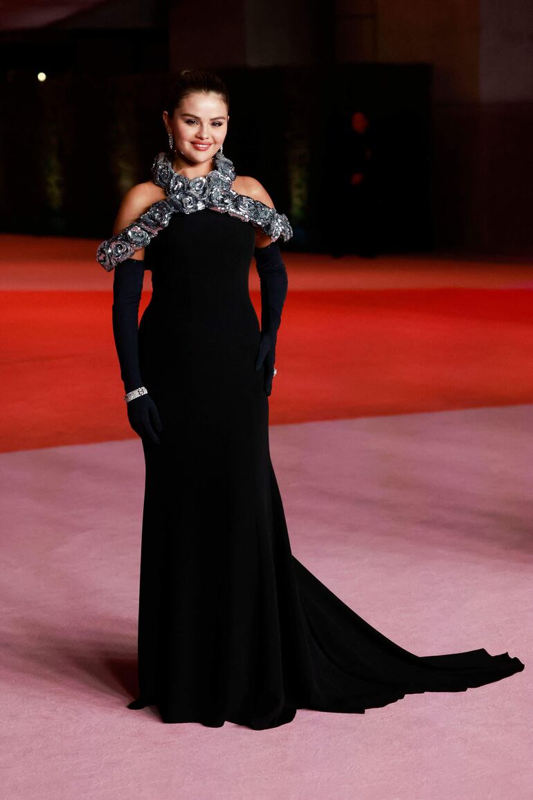 Selena Gómez enfundada en un traje negro de Valentino.  (Michael Tran / AFP)