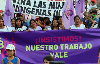 Marcha de mujeres contra la violencia y por una igualdad laboral.