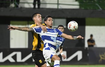 El extremo de 2 de Mayo Pedro Delvalle escapa de la marca del aurinegro Luis Martínez Soto.