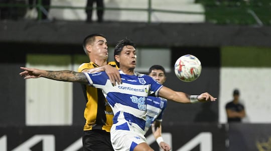 El extremo de 2 de Mayo Pedro Delvalle escapa de la marca del aurinegro Luis Martínez Soto.