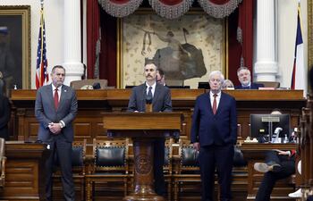 El miembro del Comité Investigador General Rep. David Spiller (L), el Presidente del Comité Investigador General Rep. Andrew Murr (C), y el Comité Investigador General Rep. Charlie Green (R) escuchan preguntas durante una audiencia para acusar al Fiscal General del estado de Texas, Ken Paxton, en la Cámara de Representantes del Capitolio de Texas en Austin, Texas, EE. desde el soborno hasta el abuso de la confianza pública, ya que los republicanos del estado actuaron rápidamente por una votación que podría destituir a Paxton de su cargo,