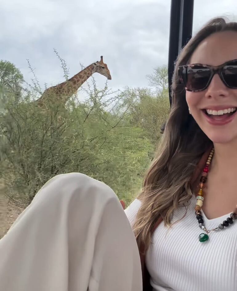 Gaby Cogorno, feliz tras observar una jirafa. (Captura de la historia de Instagram de Gaby Cogorno)