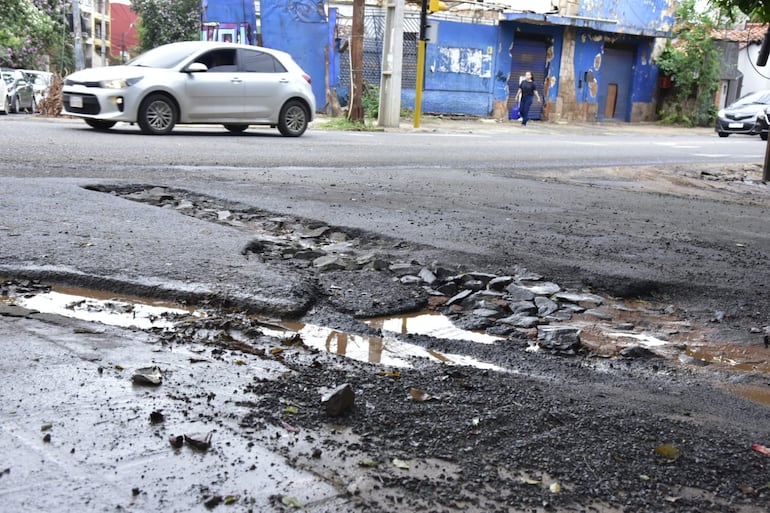 Festival de cráteres en la calle Sargento Gauto esquina Venezuela, Asunción
