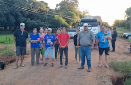 Vecinos de Loma Perõ reanudaron la movilización sobre la Ruta del Progreso para exigir al MOPC el reinicio de las obras del tramo tres, paralizadas desde octubre de 2024 pese a una nueva adjudicación.