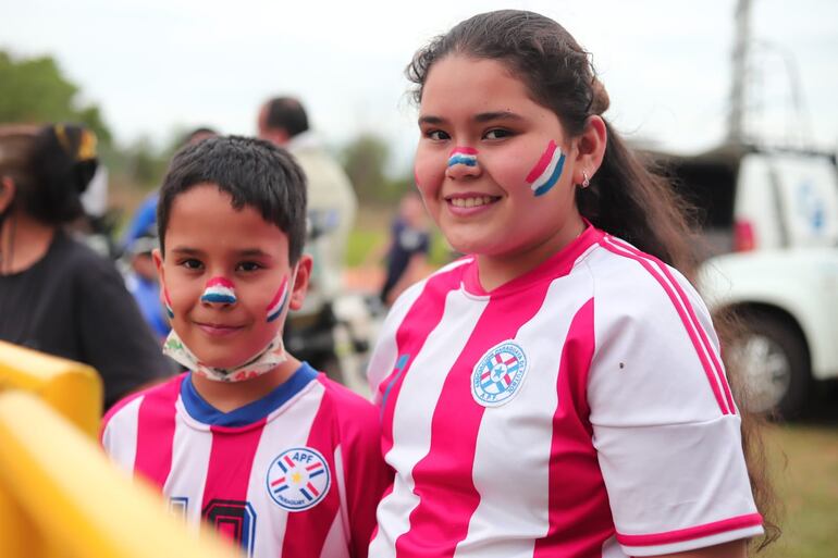 Los fanáticos de la selección paraguaya acudieron a la Albiróga para despedir a los jugadores y el cuerpo técnico.