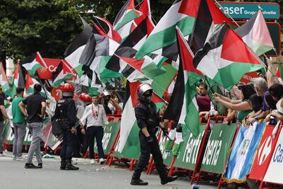 Manifestantes propalestinos invaden un tramo de la Gran Vía al paso de la Vuelta ciclista por Bilbao