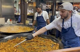El mercado gastronómico de Borough, uno de los más populares de Londres, recibe a diario largas colas de visitantes para comprar una porción de paella en el puesto de arroces que causa furor entre los turistas y visitantes y donde se venden más de 1.000 raciones a diario.