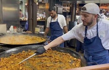 El mercado gastronómico de Borough, uno de los más populares de Londres, recibe a diario largas colas de visitantes para comprar una porción de paella en el puesto de arroces que causa furor entre los turistas y visitantes y donde se venden más de 1.000 raciones a diario.