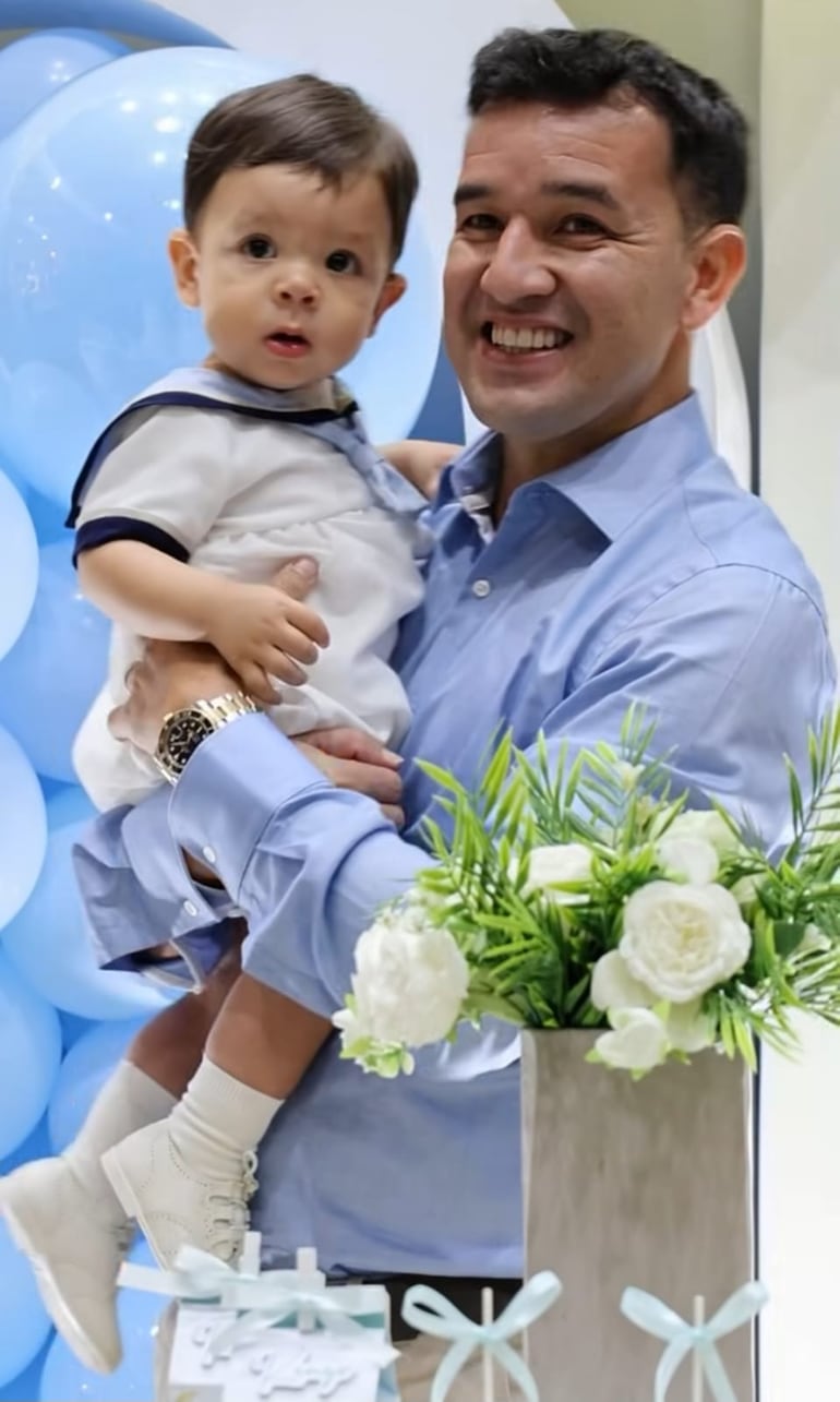 El dulce Enzo Bautista en brazos de su orgulloso papá Néstor Camacho. (Instagram/Fiorella Filártiga)