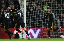 El mediocampista portugués del Manchester United Bruno Fernandes (D) celebra la anotación del gol inaugural con el delantero brasileño del Manchester United Matheus Cunha (I) durante el partido de fútbol de la Liga Premier inglesa entre el Wolverhampton Wanderers y el Manchester United en el estadio Molineux en Wolverhampton.