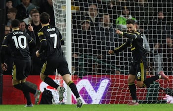 El mediocampista portugués del Manchester United Bruno Fernandes (D) celebra la anotación del gol inaugural con el delantero brasileño del Manchester United Matheus Cunha (I) durante el partido de fútbol de la Liga Premier inglesa entre el Wolverhampton Wanderers y el Manchester United en el estadio Molineux en Wolverhampton.