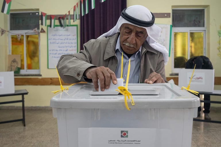Palestinos votan en elecciones para alcaldes, sin listas de Hamás
