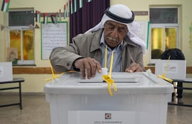 Palestinos ejercen su derecho al voto durante las elecciones en la ciudad de Al Bireh, en Cisjordania ocupada, este sábado. Las elecciones municipales en Cisjordania arrancaron en un clima de normalidad hasta el momento, aunque desde la Comisión Central Electoral (CEC) y entes observadores del proceso siguen advirtiendo que los comicios podrían ser boicoteados por colonos israelíes principalmente en las zonas rurales.