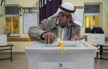 Palestinos ejercen su derecho al voto durante las elecciones en la ciudad de Al Bireh, en Cisjordania ocupada, este sábado. Las elecciones municipales en Cisjordania arrancaron en un clima de normalidad hasta el momento, aunque desde la Comisión Central Electoral (CEC) y entes observadores del proceso siguen advirtiendo que los comicios podrían ser boicoteados por colonos israelíes principalmente en las zonas rurales.