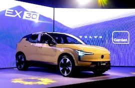 El nuevo EX30 es el primer automóvil de Volvo que incluye una nueva generación de la popular función Park Pilot Assist.