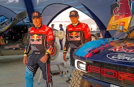 El experimentado Carlos Sainz (izq.) junto con su navegante Lucas Cruz durante el Dakar 2025.
