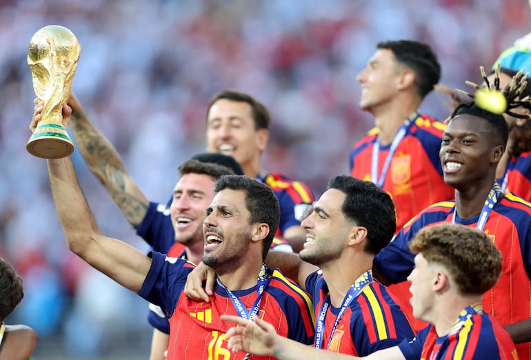 Rodri de España levanta el Trofeo del Ganador de la Copa Mundial de la FIFA luego de la victoria de su equipo tras el partido final de la Copa Mundial de la FIFA 2026 entre España y Argentina en el New York New Jersey Stadium, en East Rutherford, Nueva Jersey.