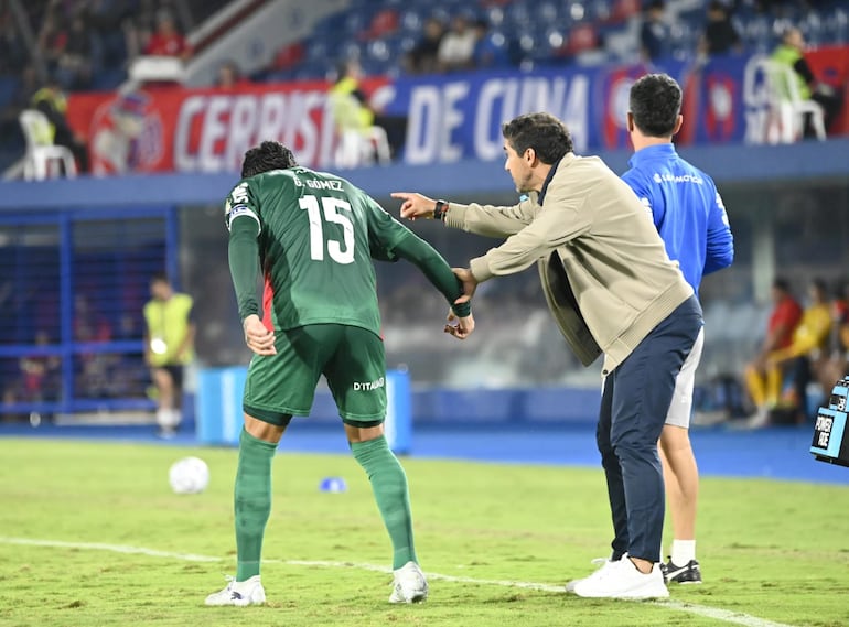El paraguayo Gustavo Gómez (i) recibe indicaciones del portugués Abel Ferreira en el partido de Palmeiras frente a Cerro Porteño por la fecha 3 de la Copa Libertadores 2026 en el estadio La Nueva Olla, en Asunción, Paraguay.