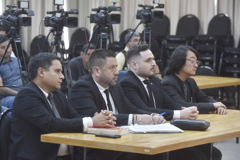 Fiscales Deny Yoon Pak (der.) y Silvio Corbeta Dinamarca, encargados del causa contra Erico Galeano, junto a sus asistentes.