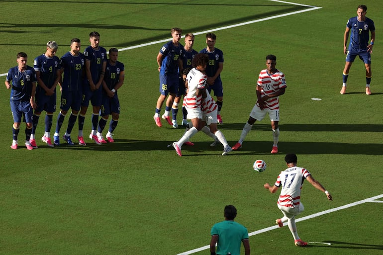 Malik Tillman anota el segundo gol.