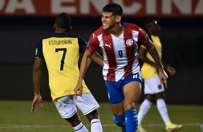 Robert Morales, futbolista de la selección de Paraguay, celebra un gol en el partido frente a Ecuador por las Eliminatorias Sudamericanas en el estadio Antonio Aranda, en Ciudad del Este, Paraguay. 