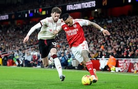 Gabriel Jesus (D) del Arsenal en acción contra Conor Bradley del Liverpool durante el partido de la Premier League inglesa entre el Arsenal FC y el Liverpool FC, en Londres, Gran Bretaña.