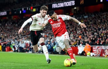 Gabriel Jesus (D) del Arsenal en acción contra Conor Bradley del Liverpool durante el partido de la Premier League inglesa entre el Arsenal FC y el Liverpool FC, en Londres, Gran Bretaña.