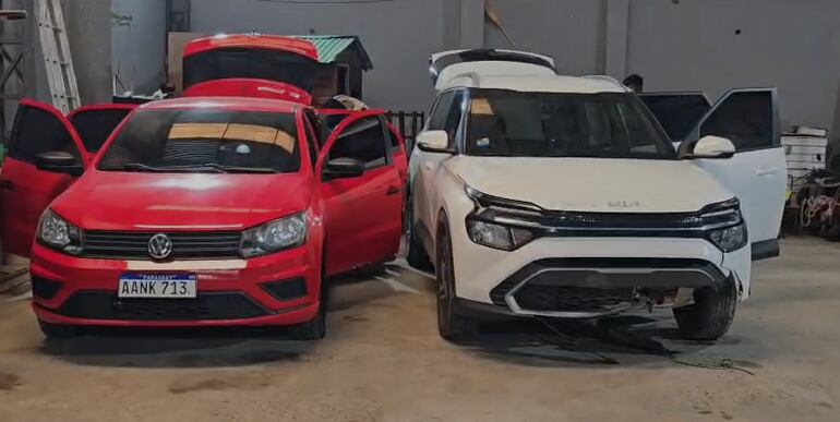 Dos de los vehículos encontrados en el depósito allanado.