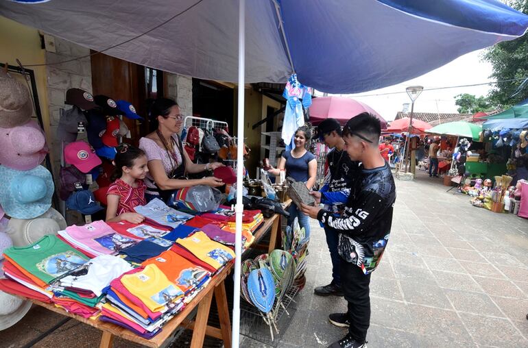 Los comerciantes están a la espera de que la Virgen medie para cerrar el día con buena plata.