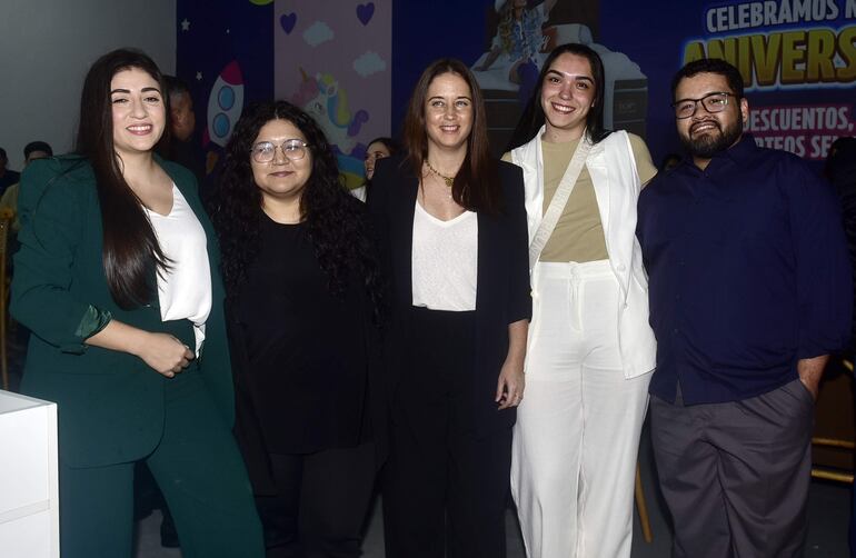 Belén Patrón, Liz Benítez, Victoria De Simoni, Natalia Gaona y Félix Galeano. 
