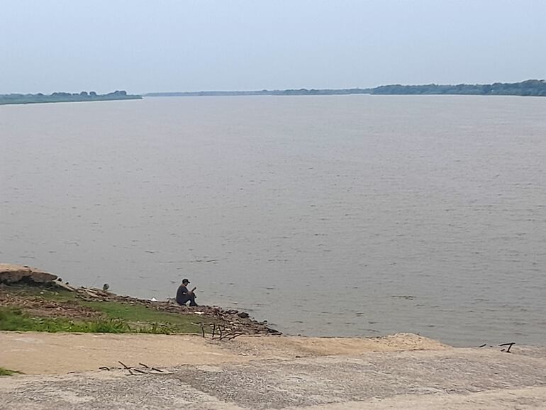 A partir de ahora solo esta permitida la pesca desde la orilla del río, para supervivencia.